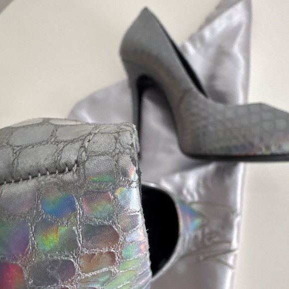 GIUSEPPE Zanotti Silver Iridescent Size 5 -4.25” Heels with Dust Cover - Picture 4 of 17